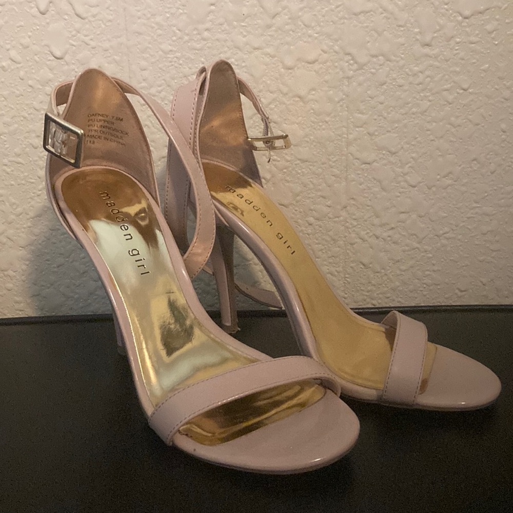 Only worn a couple times. Good condition. Nude/light pink